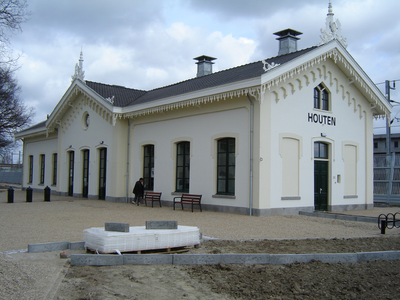 807009 Gezicht op het verplaatste en gerestaureerde voormalige stationsgebouw van Houten (Stationserf 49).